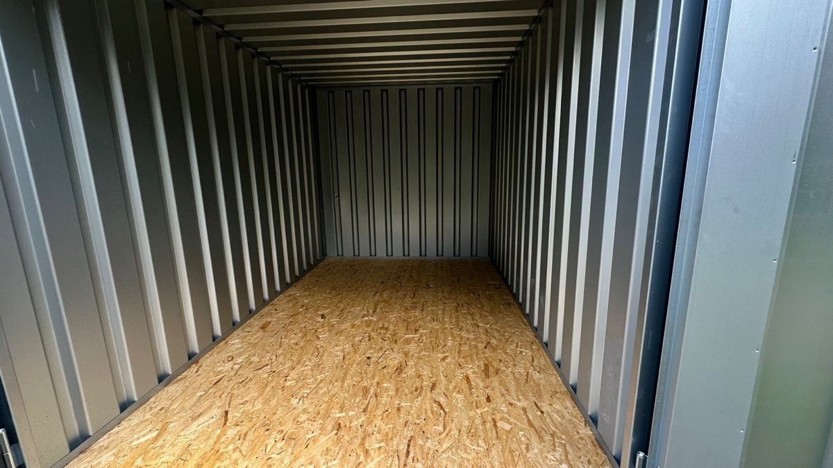 Innenansicht eines Containers mit Holzboden