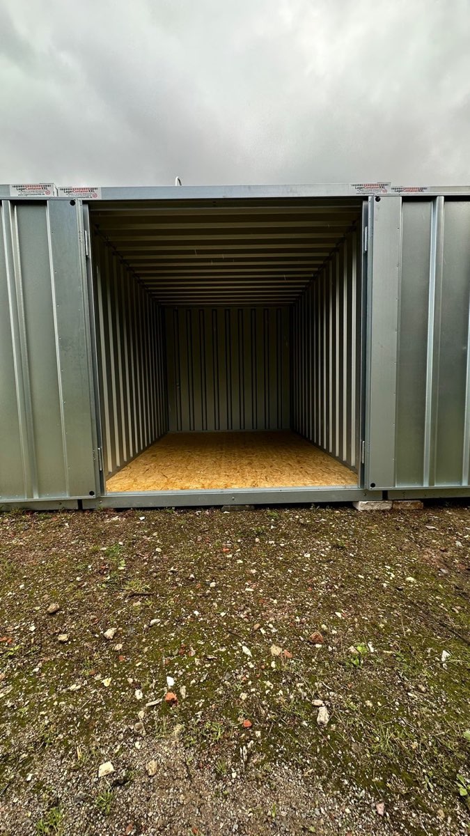 Blick in einen leeren, sauberen Container
