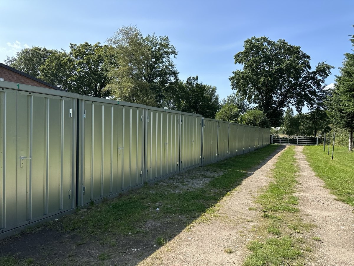 Reihe unserer Container an einem sonnigen Tag